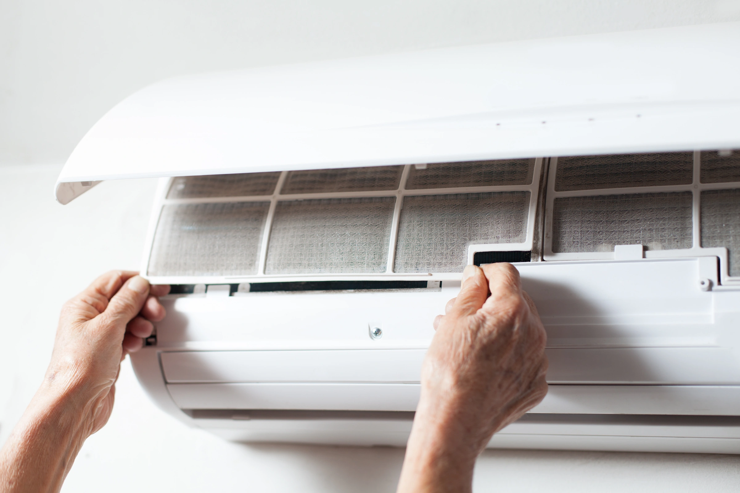 Nettoyage des filtres d’un climatiseur mural