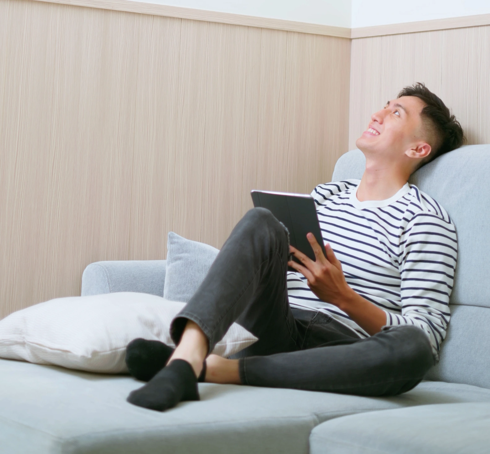 Personne se reposant dans un salon climatisé