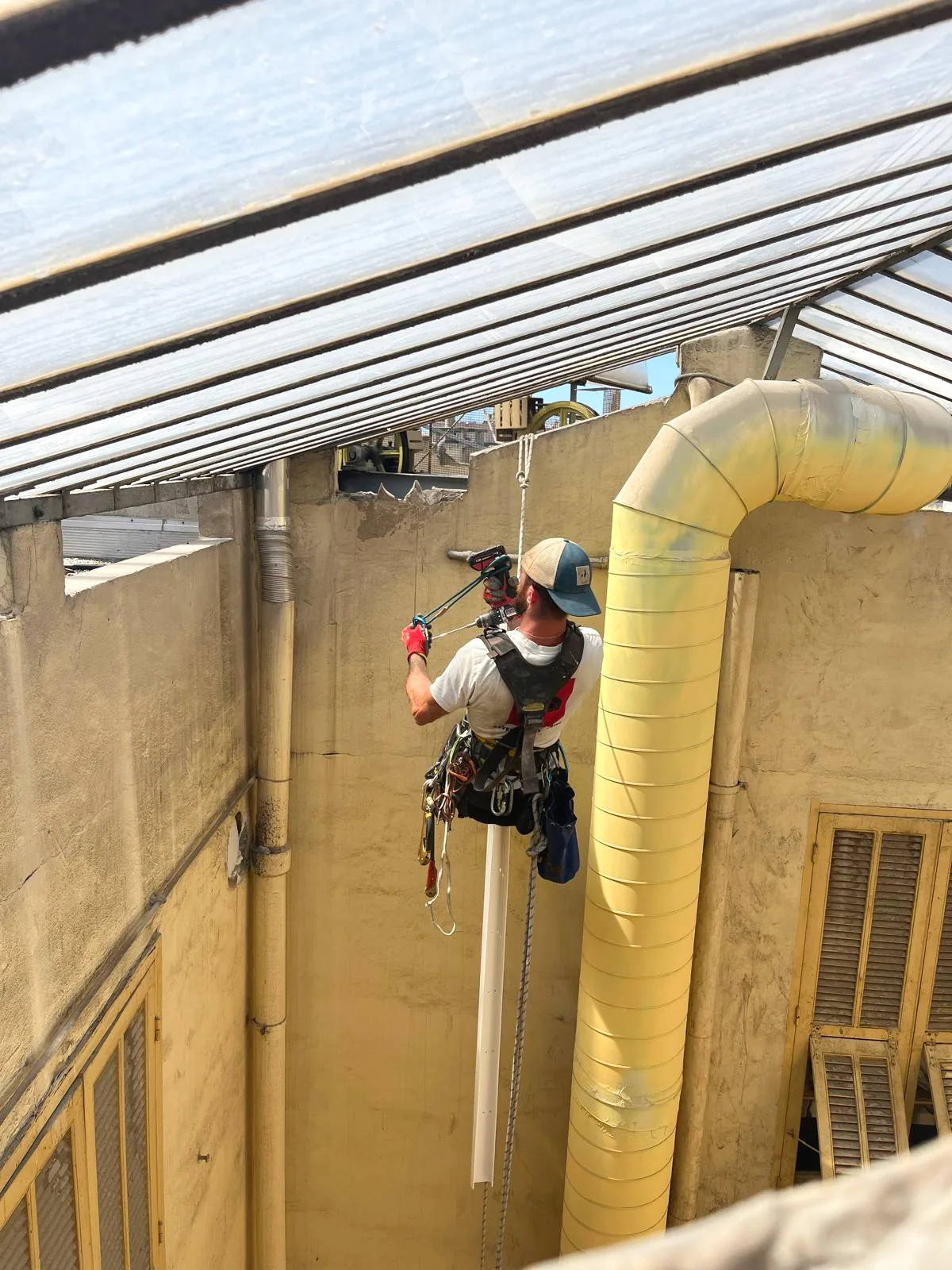 Intervention sur un réseau de ventilation dans un local professionnel